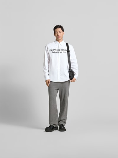 Männermodel trägt Regular Fit Freizeithemd aus Baumwolle von Dsquared2, weiß, Kentkragen, lange Ärmel, Schriftzug, Ganzkörperansicht von vorne