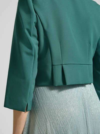 Kobiece model prezentuje Regular Fit Blazer mit 3/4-Arm od Vera Mont z elastycznej mieszanki materiałów, otwarty fason, długość tyłu 42 cm w rozmiarze 36, zielony, gładka faktura, widok na plecy, detal.