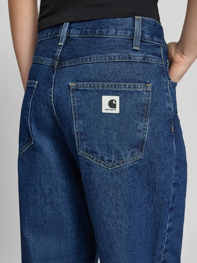 Frauenmodel trägt Wide Leg Jeans im 5-Pocket-Design Modell 'Brandon' von Carhartt Work In Progress aus Reine Baumwolle, Nahaufnahme Rückansicht.