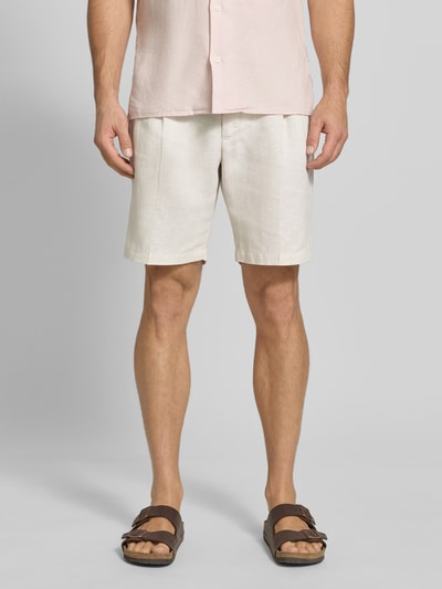 Männermodel trägt Bermudas aus reinem Leinen von JAKE*S STUDIO MEN in Beige mit lockerer Passform und Kellerfalten, Ganzkörperansicht von vorne.