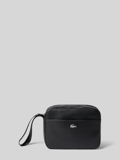 Produktfoto, Kulturbeutel mit Label-Detail von Lacoste in Schwarz, rechteckige Form, glatte Lederoptik, Herren Kulturbeutel/Kosmetiktasche