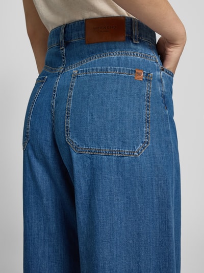 Frauenmodel trägt Wide Leg Jeans aus reiner Baumwolle Modell 'VEGA' von Weekend Max Mara, kräftiges Blau, sichtbare Nähte, Nahaufnahme Rückansicht, Damen Wide-Fit Jeans von Weekend Max Mara.