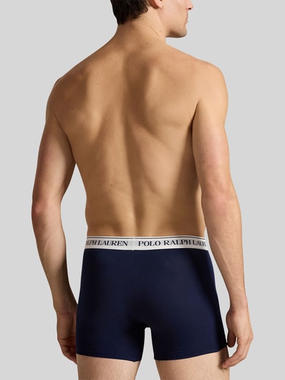 Männermodel trägt Trunks aus Baumwoll-Mix im 3er-Pack von Polo Ralph Lauren Underwear, unifarben, Label-Bund, elastisch, Ganzkörperansicht Rückansicht.