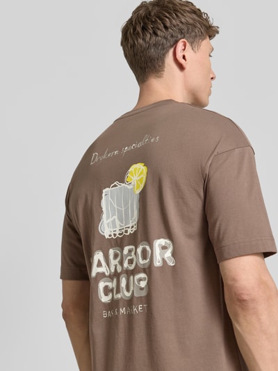 Männermodel trägt T-Shirt mit Motiv-Print und Rundhalsausschnitt von Drykorn, braun, reine Baumwolle, Regular Fit, Rückansicht, Nahaufnahme Oberkörper.
