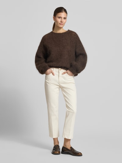 Kobiece modelka nosi Straight Fit Jeans im 5-Pocket-Design Modell 'MAY' od Brax, bawełniana mieszanka ze stretchem, kolor kremowy, skrócony fason, szerokość w rozmiarze 36K: 38 cm, długość nogawki wewnętrznej w rozmiarze 36K: 64 cm, pełny widok z przodu