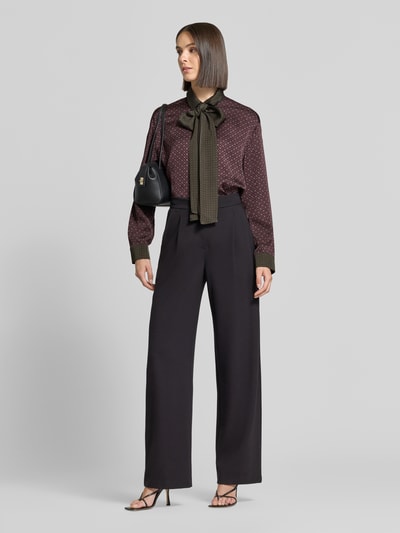 Frauenmodel trägt Regular Fit Langarmbluse aus reiner Viskose von Jake*s Collection, bordeaux mit feinem Muster, Ganzkörperansicht von vorne.