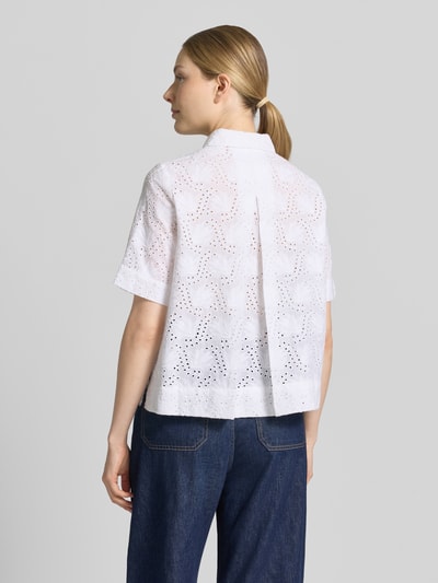 Frauenmodel trägt Bluse mit Lochstickerei und Hemdblusenkragen von Christian Berg Woman aus Reine Baumwolle, Straight Fit, Rückenlänge 57 cm, Knopfleiste, Kurzarm, weiße Farbe mit strukturierter Oberfläche, Ganzkörperansicht Rückansicht.