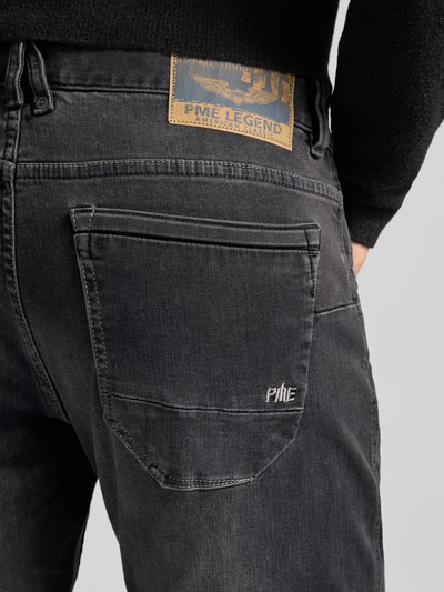 Männermodel trägt Jeans mit 5-Pocket-Design von PME Legend in Schwarz, Baumwoll-Viskose-Mix, Label-Detail, Gerader-Schnitt, Detailaufnahme Rückansicht.