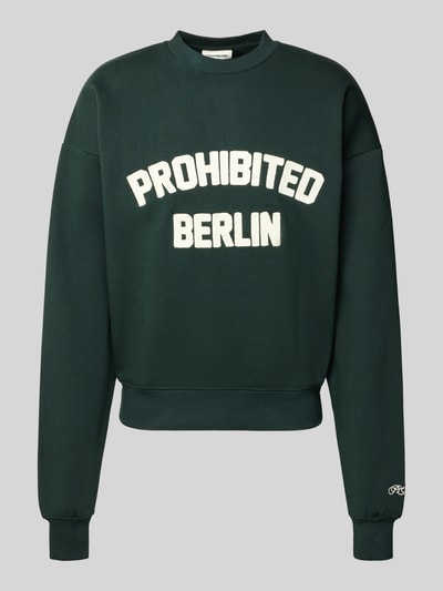 Produktfoto, Oversized Sweatshirt mit Label-Detail von PROHIBITED, Herren Sweatshirt aus dunkelgrünem Baumwoll-Mix, gerippte Abschlüsse, Rundhalsausschnitt, Label-Detail, Rückenlänge 68 cm, Ärmellänge 70 cm.