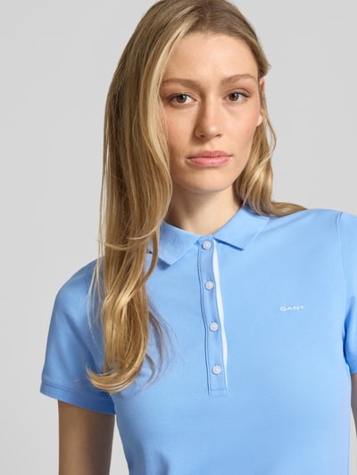 Vrouwenmodel draagt Slim Fit Poloshirt met Label-Stitching van Gant, mix van katoen en elastaan, met knoopsluiting, dames, Nahaufnahme Oberkörper.