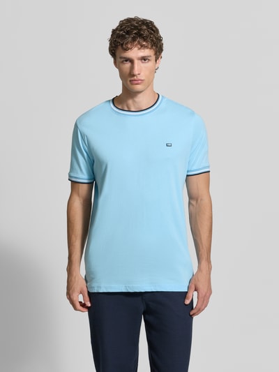 Männermodel trägt T-Shirt mit Kontraststreifen und Rundhalsausschnitt von Christian Berg Men, Baumwoll-Elasthan-Mix, Regular-Fit, Herren, Rückenlänge bei Größe M 71 cm, hellblau mit weißen und dunkelblauen Details, glatte Textur, Ganzkörperansicht von vorne.