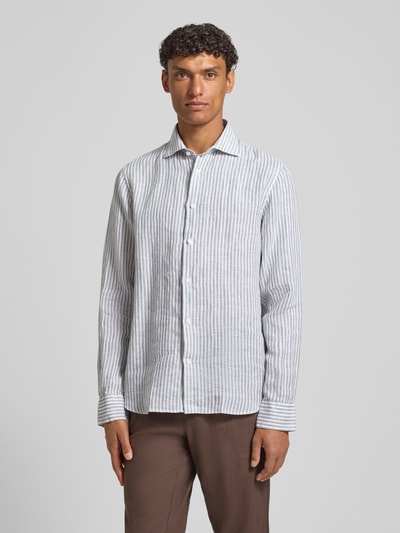 Männermodel trägt Modern Fit Freizeithemd aus Leinen mit Kentkragen von Matinique, weiß-grau gestreift, glatte Textur, Ganzkörperansicht von vorne. Schulterbreite, Rückenlänge und Ärmellänge bei Größe 40 angegeben, Modell Marcshort, Knopfleiste, Sportmanschetten, verlängerter Rücken.