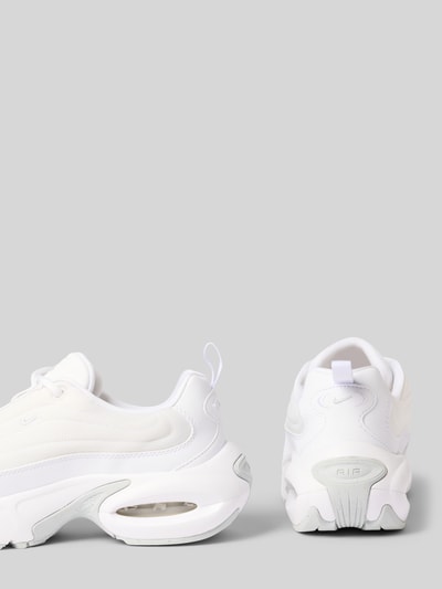 Produktfoto, Sneaker mit Logo Modell 'Air Max Portal' von Nike in Weiß mit abgerundeter Spitze und Schnürung, sichtbarer Absatz, Damen Sneaker, Seiten- und Rückansicht, Absatzhöhe 7 cm, Schafthöhe 5 cm, Schaftweite 7 cm, strukturierte Oberfläche.