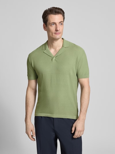 Männermodel trägt Regular Fit Poloshirt mit Reverskragen und V-Ausschnitt von Armani Exchange aus reiner Baumwolle, Ganzkörperansicht von vorne.