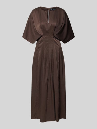 Produktfoto, Taillierter Schnitt, V-Ausschnitt, Drapierungen, braunes Damen Midikleid Modell 'VIANNA' von Copenhagen Muse, glatte Textur.