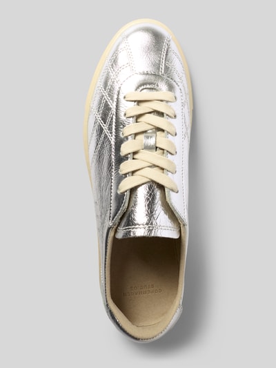 Produktfoto, Sneaker aus echtem Leder mit Logo-Prägung von Copenhagen, silberfarben, abgerundete Passform, Schnürverschluss, glatte Sohle, Absatzhöhe 2 cm, Schafthöhe 7 cm, Schaftweite 8 cm