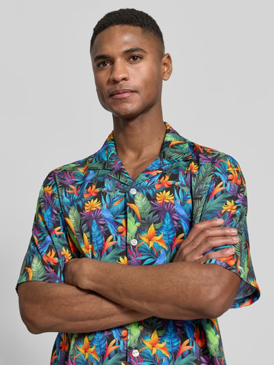 Männermodel trägt Regular Fit Freizeithemd aus reiner Viskose Modell 'Resort' von MCNEAL mit floralem Print, Nahaufnahme Oberkörper.