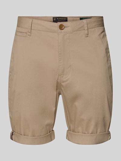 Produktfoto, Regular Fit Shorts mit Münztasche von Superdry aus elastischem Baumwoll-Mix in Beige mit Gesäßtaschen und Knopf-Reißverschluss.