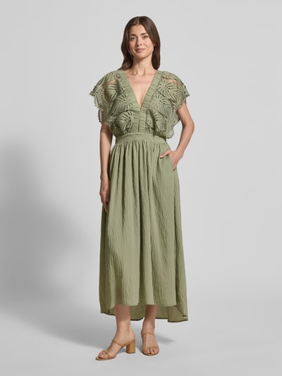Vrouwenmodel draagt Midikleid mit Loch-Stickerei Modell 'Cole' van Copenhagen Muse, modal-mix, getailleerde fit, semi-transparant, kapmouwen, ruglengte 112 cm, groen, vooraanzicht volledige lichaamsopname.
