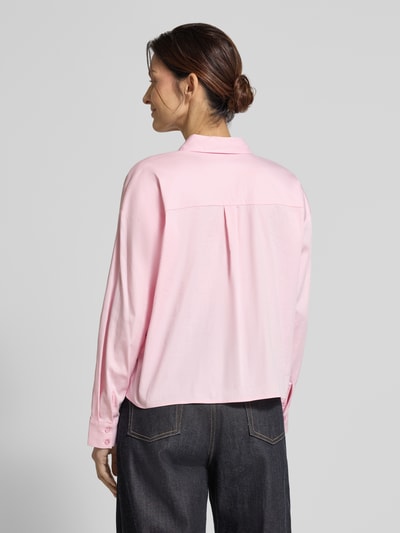Frauenmodel trägt Regular Fit Bluse mit Pattentaschen von Smith and Soul in Rosa, Baumwoll-Mix, Rückenlänge 53 cm, Ärmellänge 50 cm, Ganzkörperansicht Rückansicht.