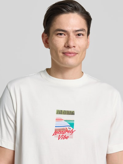 Männermodel trägt Regular Fit T-shirt aus puur katoen model 'ASPEN' van SELECTED HOMME, look: effen, motiefprint, ronde hals, korte mouw, jersey materiaalverwerking, Nahaufnahme Oberkörper.