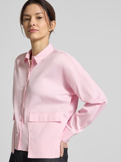 Frauenmodel trägt Regular Fit Bluse mit Pattentaschen von Smith and Soul aus Baumwoll-Mix in Rosa, Hemdblusenkragen, Ganzkörperansicht von vorne.
