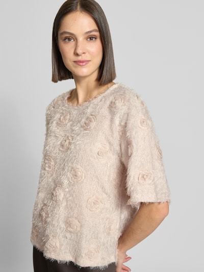 Vrouwenmodel draagt Regular fit t-shirt met all-over bloemenmotief Model 'Chuck' van FREE/QUENT, ronde hals, 1/2-mouwen, lichtroze tinten, ruglengte maat S 60 cm, mouwlengte maat S 27 cm, zachte textuur, vooraanzicht buste-nabij.