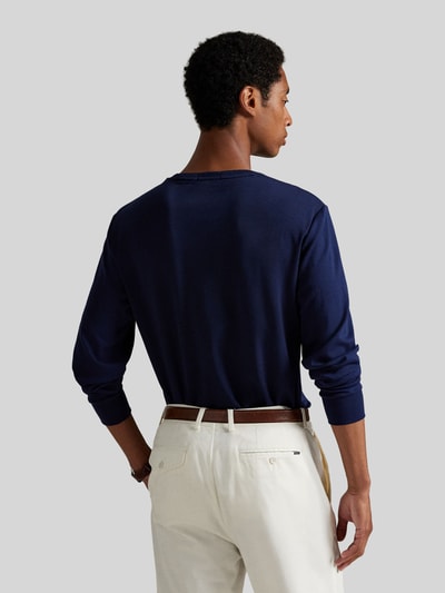 Mannenmodel draagt donkerblauw shirt met lange mouwen van puur katoen, Regular Fit Langarmshirt aus reiner Baumwolle model 'PIMA' van Polo Ralph Lauren, Heren, Ganzkörperansicht Rückansicht.