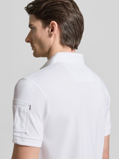 Männermodel trägt Slim Fit Poloshirt mit Label-Stitching Modell 'TRACKWAY' von PME Legend, weiß, Baumwoll-Elasthan-Mix, Ganzkörperansicht Rückansicht.
