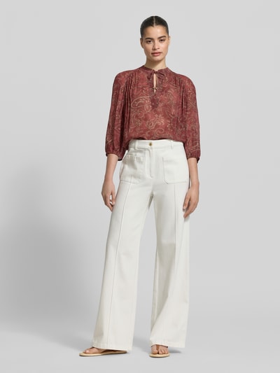 Modelka nosi jeansy mit Längsnähten und aufgesetzten Taschen von Jake*s Collection, mieszanka bawełny i lyocellu, spodnie z szerokimi nogawkami, szerokość w rozmiarze 38: 39 cm, długość wewnętrzna nogawki: 80 cm, widok całej sylwetki z przodu.