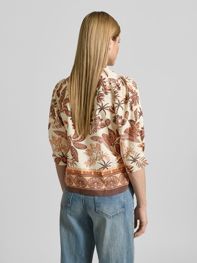 Frauenmodel trägt Boxy Fit Bluse im Allover-Look Modell 'Bono' von LOLLYS LAUNDRY aus Viskose-Mix mit Hemdblusenkragen, Rückansicht Ganzkörperansicht.