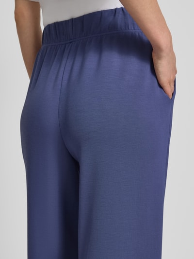 Frauenmodel trägt Sweatpants mit elastischem Bund Modell 'Nima' von MOS MOSH aus Viskose-Mix mit Stretch-Anteil, Relaxed-Fit; Detailaufnahme Rückansicht.