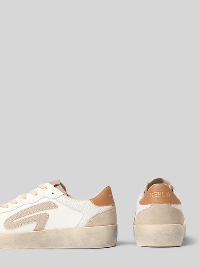 Produktfoto, Sneaker mit Logo-Detail Modell 'RAPID' von Replay, abgerundete Form, strukturierte Sohle, Beige- und Weißtöne, seitliche und Rückansicht, Herrenschuh