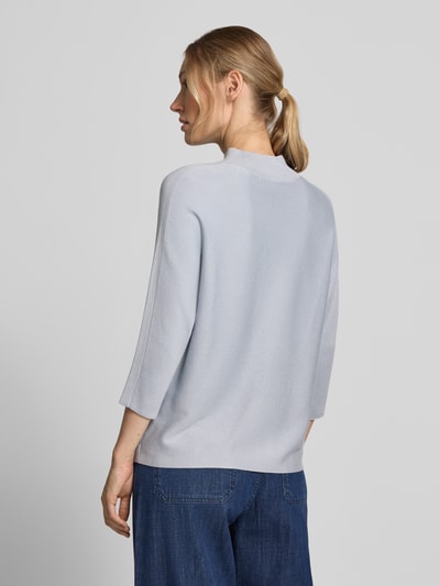Vrouwenmodel draagt Regular Fit Pullover uit viscosemix van comma, tricotlook, opstaande kraag, 1/2-mouwen, ruglengte maat 36: 58 cm, mouwlengte maat 36: 43 cm, lichtblauw, recht model, gladde textuur, volledig lichaam achteraanzicht.