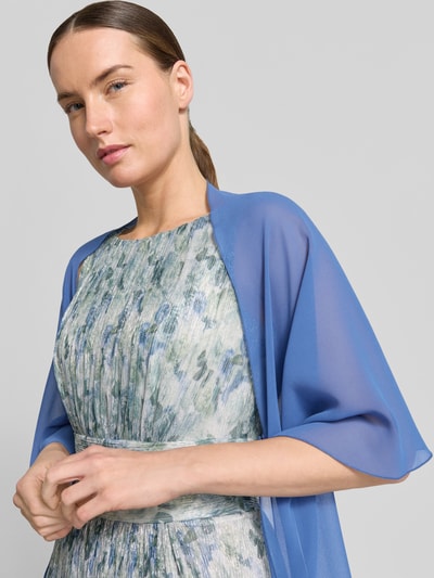 Vrouwenmodel draagt Relaxed Fit Cocktail-jack in semi-transparant design van Vera Mont, dames cocktailjack met V-hals, knoopsluiting, halflange mouwen, semi-transparante look, detailopname bovenlichaam.