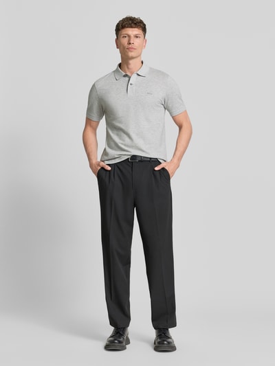 Männermodel trägt Regular Fit Poloshirt aus reiner Baumwolle Modell 'PALLAS' von BOSS, Optik: Unifarben, Ganzkörperansicht von vorne.