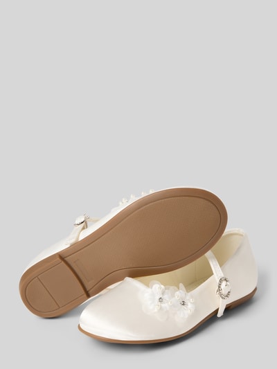 Produktfoto, Ballerina mit Dornschließe von DANAMADE, kinder Ballerina mit abgerundete-Spitze, Zierbesatz, strukturierte Sohle, Absatzhöhe 1 cm, Schafthöhe 5 cm, Schaftweite 5 cm, elfenbeinfarbener Grundton, glatte und matte Textur, dekorative Details auf dem Vorderfuß.