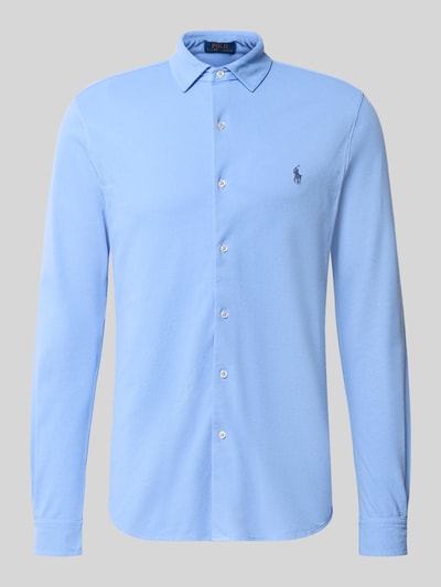 Produktfoto, Slim Fit Freizeithemd aus reiner Baumwolle von Polo Ralph Lauren in Hellblau mit Knopfleiste und glatter Textur.