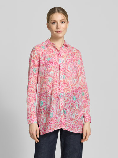 Modelka kobieca nosi Regular Fit Bluse im Allover-Look od Milano Italy, czysta bawełna, kołnierzyk koszulowy, zapięcie na guziki, kolorowy wzór paisley, długość tyłu w rozmiarze 36: 74 cm, długość rękawa w rozmiarze 36: 60 cm, całkowity widok z przodu.