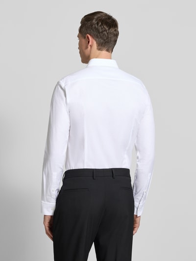 Männermodel trägt weißes Slim Fit Freizeithemd aus reiner Baumwolle Modell 'KENNO' von HUGO mit feinem Strukturmuster, Ganzkörperansicht Rückansicht.