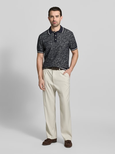 Männermodel trägt Regular Fit Poloshirt im Allover-Look von Jack & Jones Premium, reine Baumwolle, Polokragen, Knopfleiste, Ganzkörperansicht von vorne.