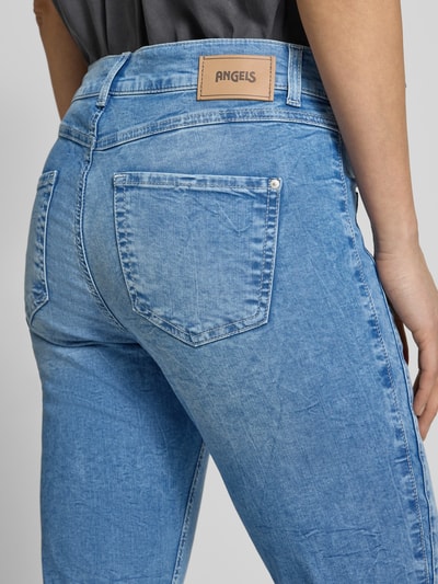 Kobiece modelka nosi Jeans in verkürzter Passform Modell 'Ornella Urban' od Angels, jasnoniebieski odcień, bawełna ze stretchem, szerokość w rozmiarze 36: 40 cm, długość wewnętrzna nogawki: 66 cm, detal tylnej kieszeni, zbliżenie tylnej części