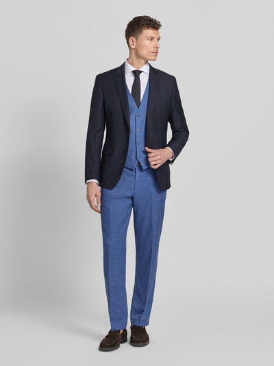 Männermodel trägt Weste mit V-Ausschnitt und Eingrifftaschen von Christian Berg Men, Blau, Material-Mix mit Viskose-Anteil, Regular-Fit, Knopfleiste, Ganzkörperansicht von vorne.