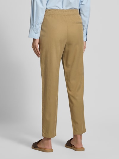 Frauenmodel trägt Hose mit elastischem Bund von Jake*s Casual in Beige, Material-Mix mit Baumwoll-Anteil, Ganzkörperansicht Rückansicht.