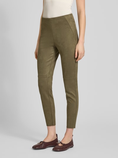 Kobiece modelka nosi Slim Fit Hose in verkürzter Passform od Christian Berg Woman w kolorze oliwkowym, tekstura weluru, krój slim fit, elastyczna mieszanka materiałów, szerokość w rozmiarze 36: 37 cm, długość wewnętrzna nogawki 73 cm; widok całej sylwetki z przodu.