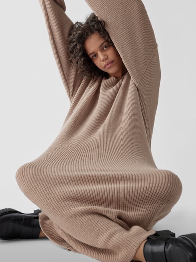 black palms the label Strickkleid mit V-Ausschnitt Taupe 6