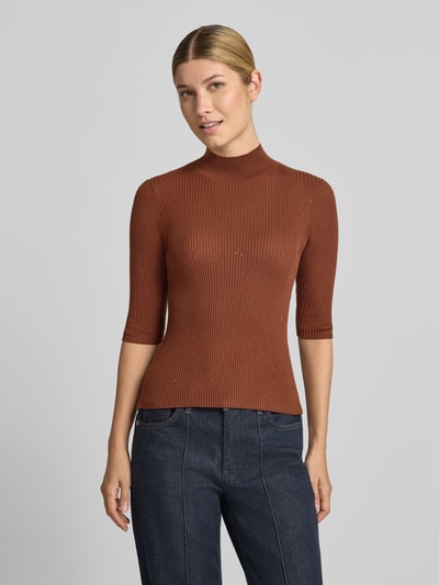 Frauenmodel trägt Slim Fit Pullover mit Stehkragen Modell 'GALLO' von Marella, braune Farbe, Glitzer-Effekt, Halbarm, Ganzkörperansicht von vorne.