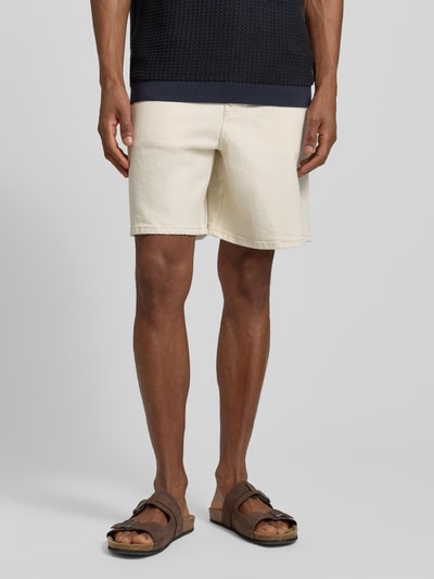 Männermodel trägt Relaxed Fit Jeansshorts aus Baumwoll-Mix Modell 'LOOSE ALEX SUMMER' von SELECTED HOMME in heller Denim-Optik, 5-Pocket-Design, Material twill, Ganzkörperansicht von vorne.