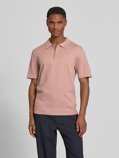 Männermodel trägt Regular Fit Poloshirt mit Reißverschluss Modell 'MILANO' von Jack & Jones Premium in Rosa, Bio-Baumwoll-Mix, Ganzkörperansicht von vorne.