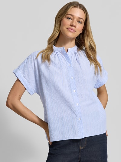 Kobiece model nosi Regular Fit Bluse mit Stehkragen od Milano Italy z bawełny, stójka, listwa guzikowa, krótkie rękawy, przód, ujęcie całej sylwetki.